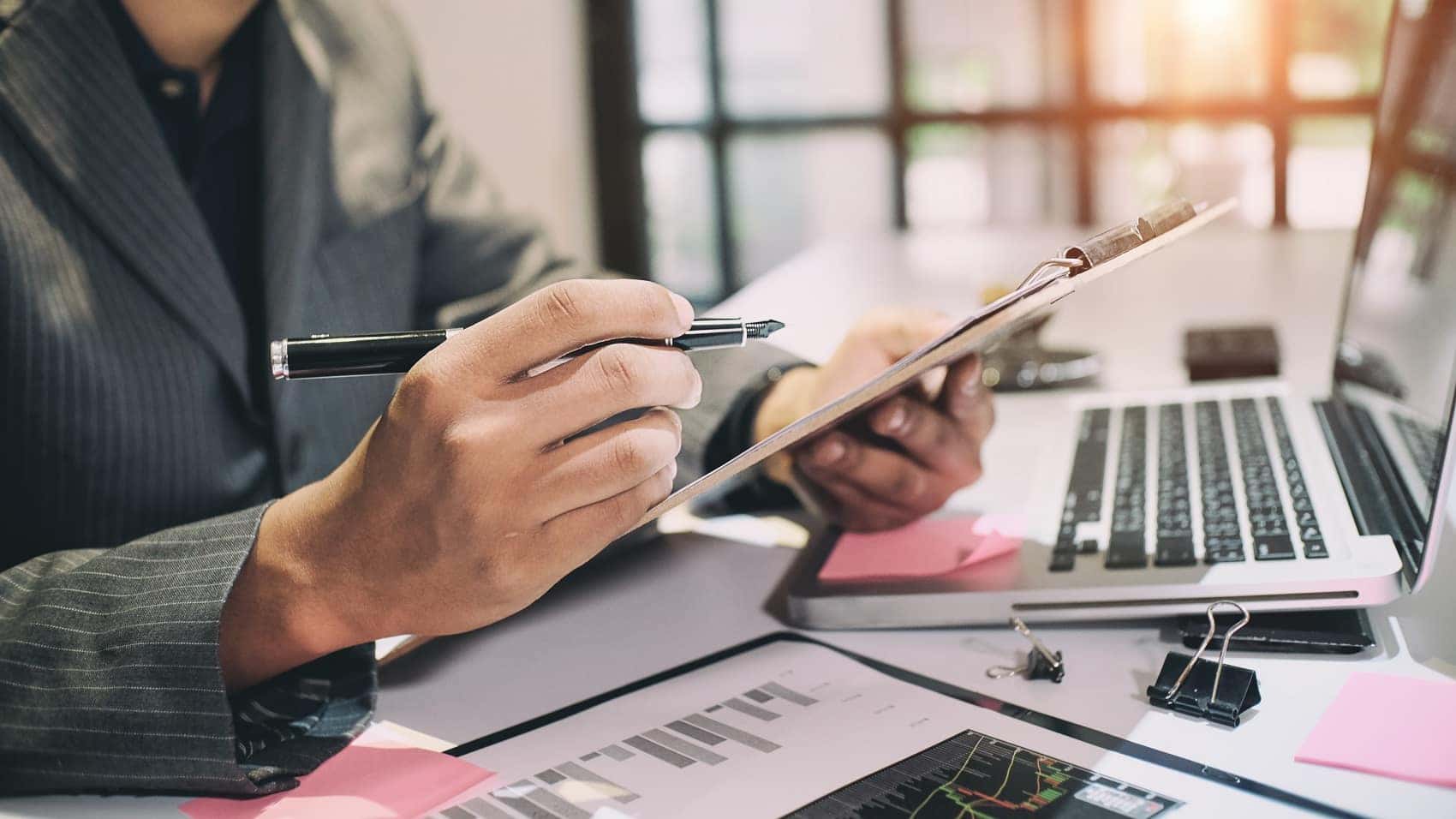 Finance Expert setting budget for buyer