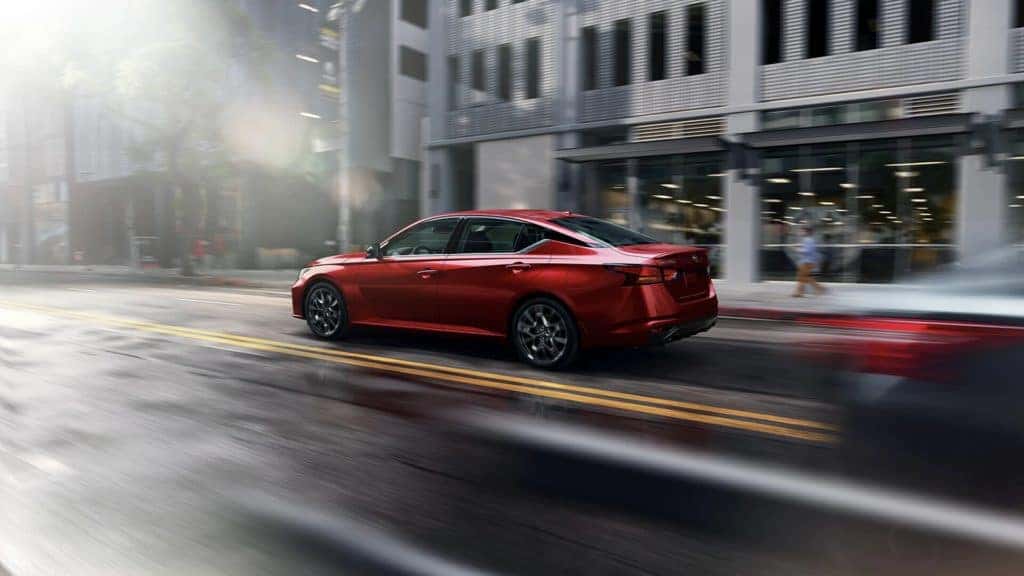 2023-nissan-altima-driving-through-city