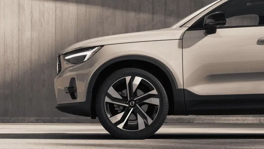 Front wheel and side profile of the 2025 Volvo XC40, highlighting regenerative braking efficiency.