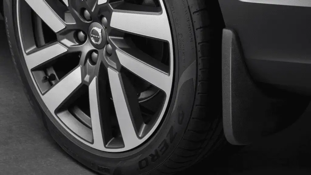 Close-up of the 2025 Volvo V90 Cross Country’s alloy wheel and suspension setup, highlighting engineering for smooth and stable driving.