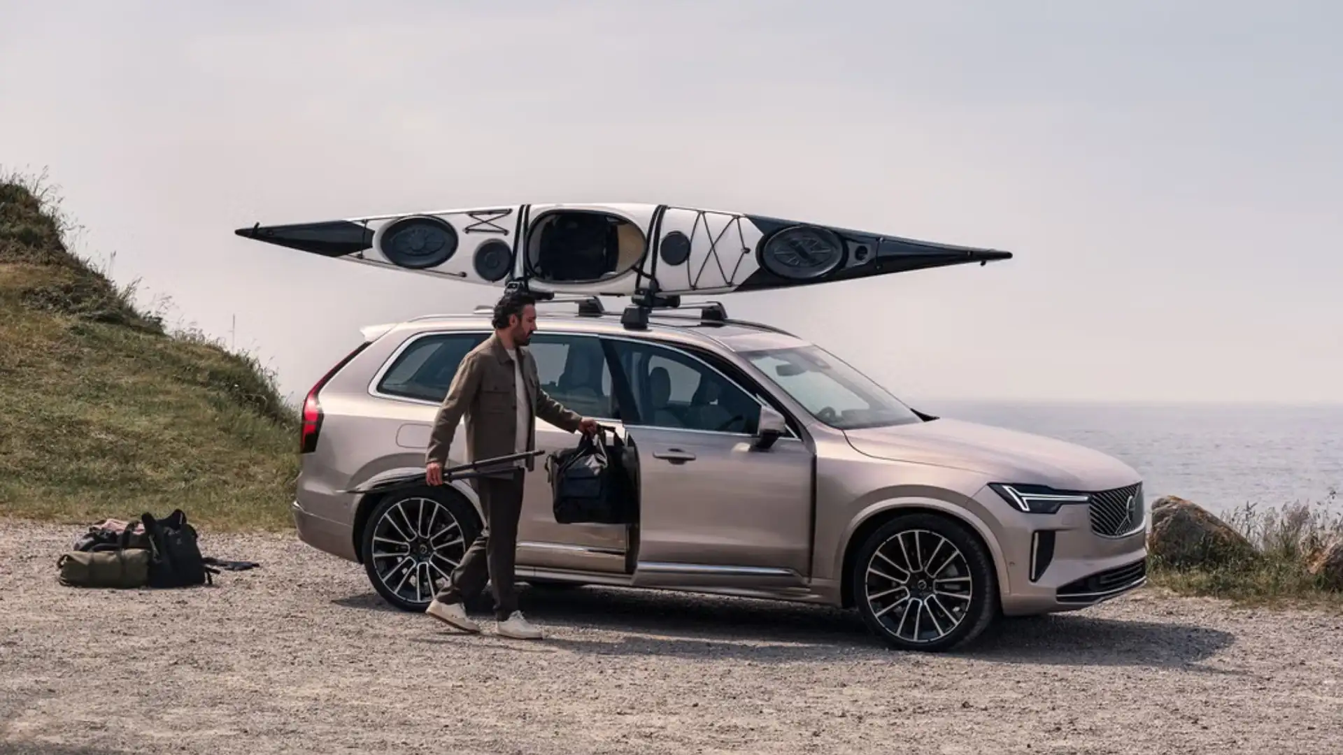 2026 Volvo XC90 Plug-In Hybrid AWD parked near the coast with a kayak on the roof, highlighting weekend travel and outdoor capability for Bristol, TN drivers.