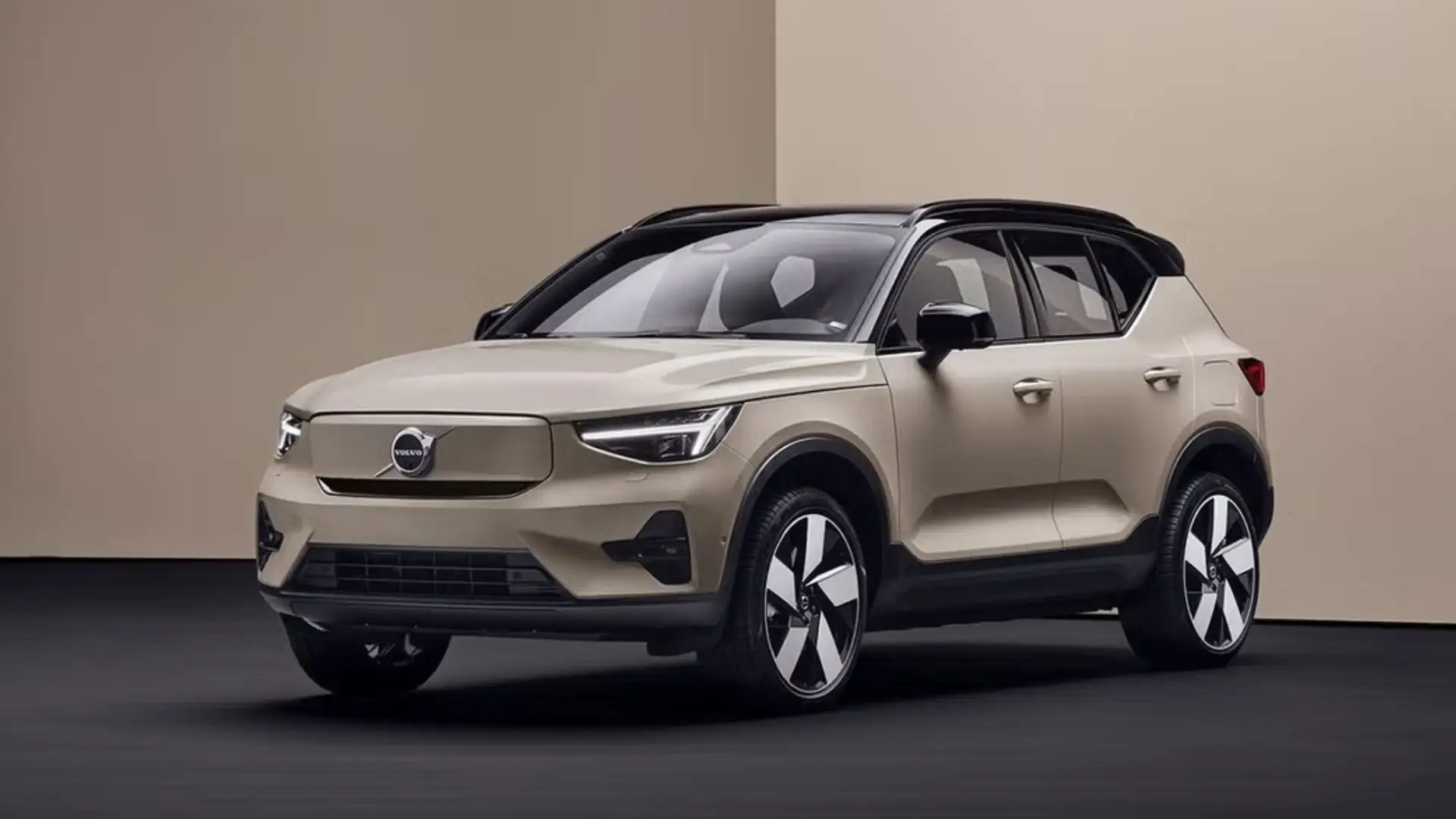 2026 Volvo XC90 Plug-In Hybrid AWD parked near the coast with a kayak on the roof, highlighting weekend travel and outdoor capability for Bristol, TN drivers.