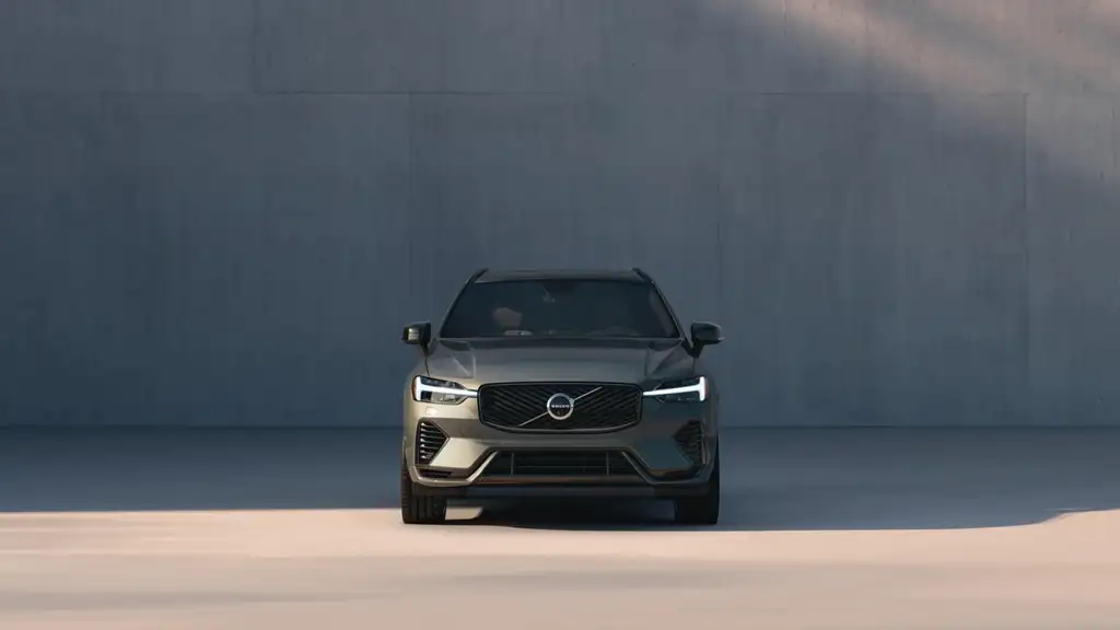 Front view of the 2026 Volvo XC60 Plug-in Hybrid near Kingsport, TN, showcasing Volvo grille design and advanced SUV styling.