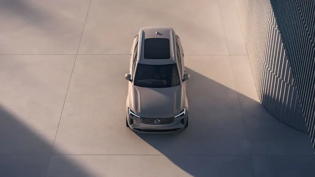Top-down view of the 2026 Volvo XC90 Plug-in Hybrid highlighting structural design, roofline styling, and luxury SUV proportions.