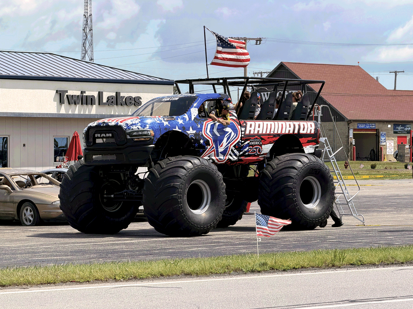 Jeep and Ram dealer near Lafayette IN — Twin Lakes CDJR in Monticello