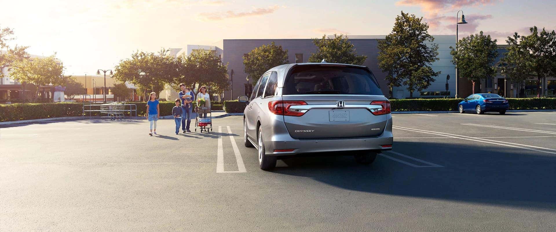 Honda_Odyssey_Parked_City_Parking_Lot