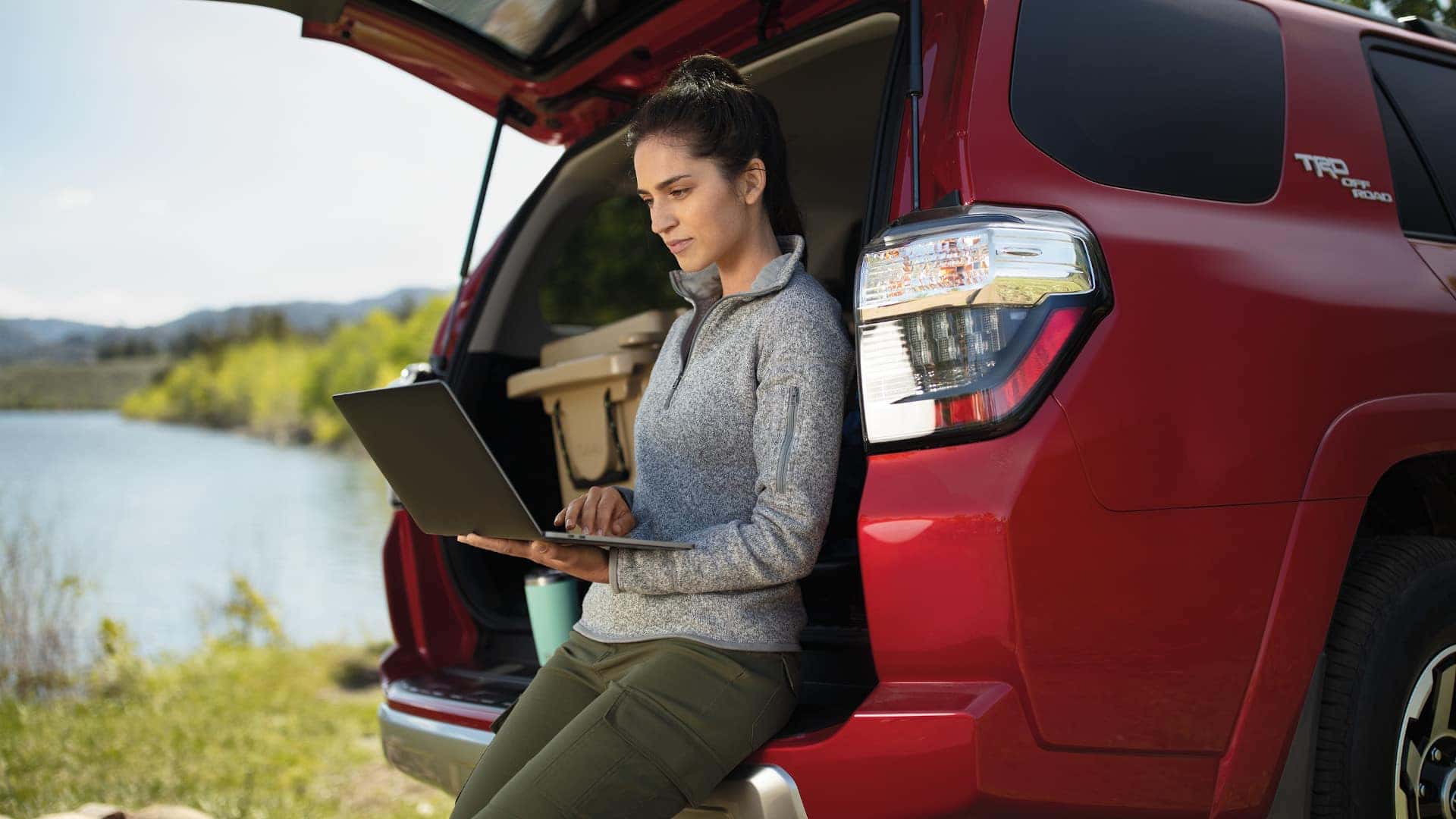 4RUNNER_Galleryimg_GirlwithLaptop