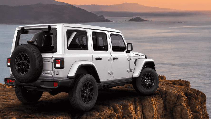 Jeep-Wrangler-at-Sunset-parked-at-the-top-of-a-mountain-near-a-ocean