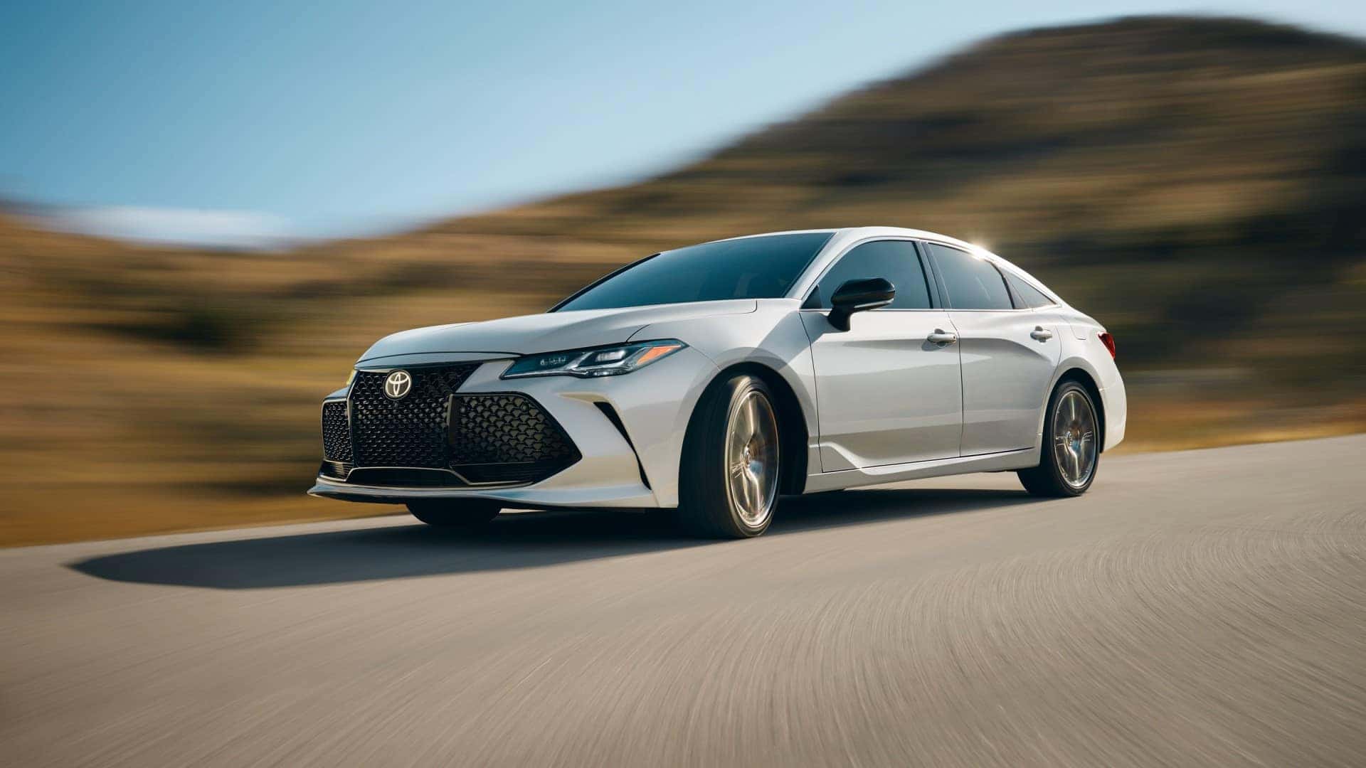Toyota_Avalon_Driving_Mountain_Road