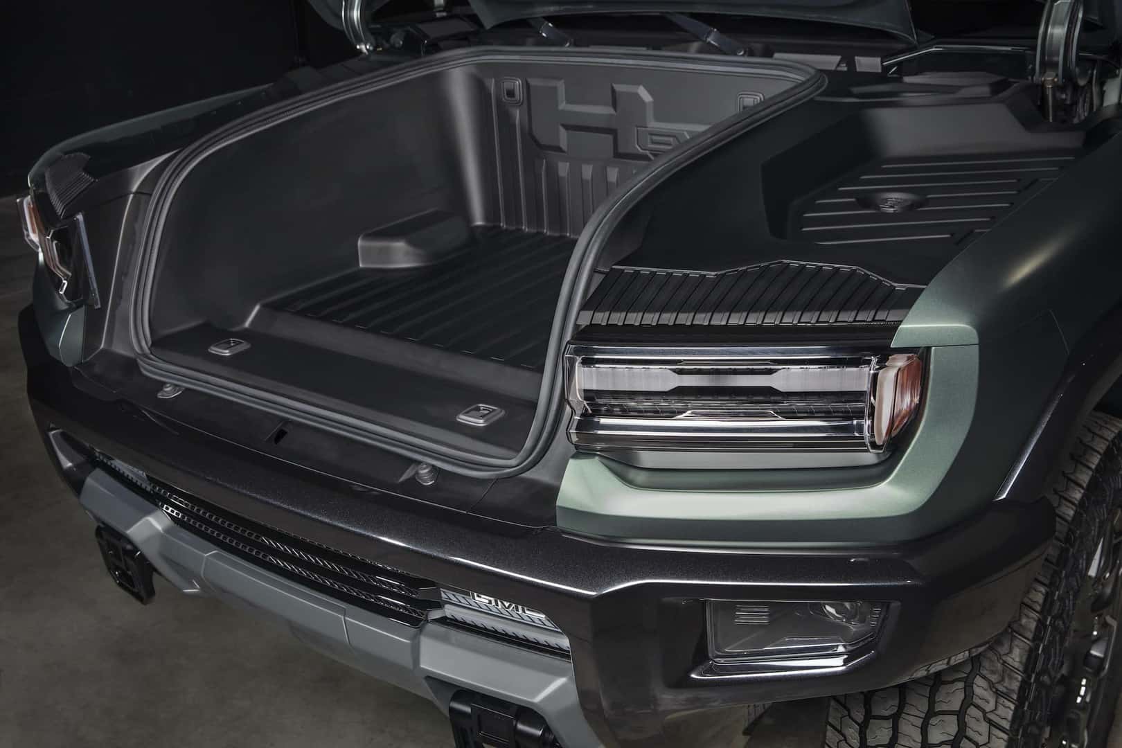 The GMC HUMMER EV SUV completes the HUMMER EV family and features a 126.7-inch wheelbase for tight proportions and a maneuverable body, providing remarkable on- and off-road capability.