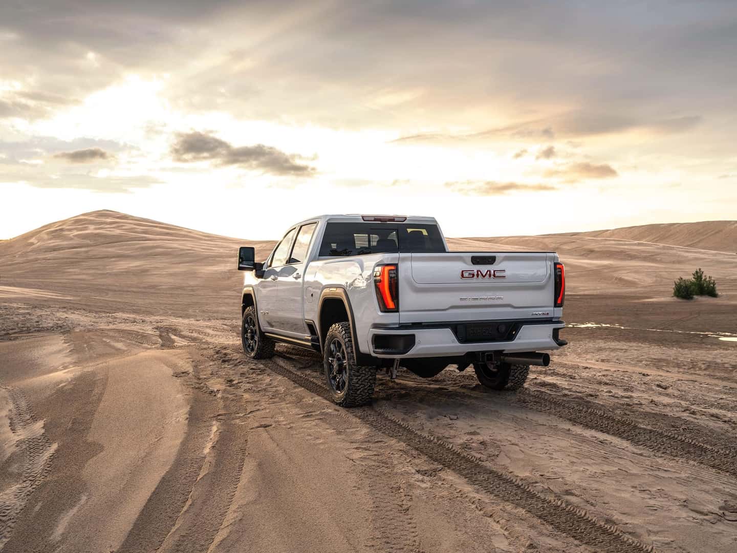 2025 GMC Sierra 2500HD AT4 Summit White