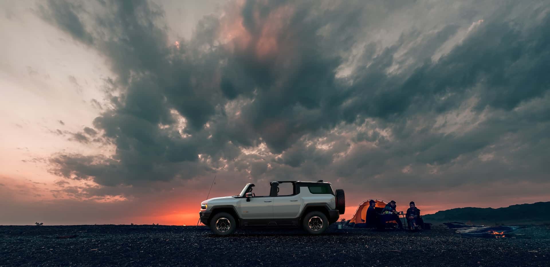 The GMC HUMMER EV SUV completes the HUMMER EV family and features a 126.7-inch wheelbase for tight proportions and a maneuverable body, providing remarkable on- and off-road capability.