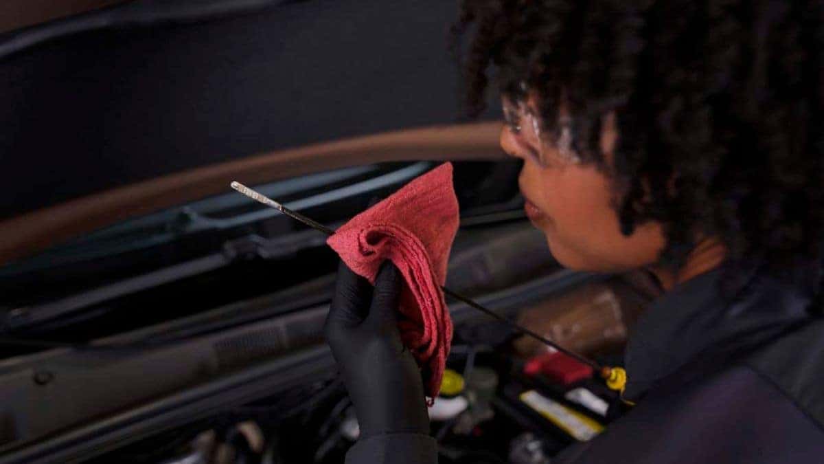Technician performing free car inspection in Auburn WA Quick Lube